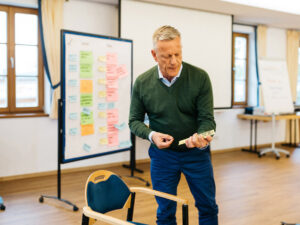 Berater Peter Kraushaar beim Pinnwand beschriften