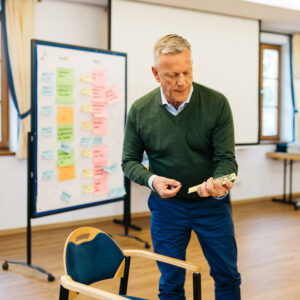 Berater Peter Kraushaar beim Pinnwand beschriften