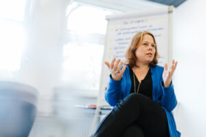 Man sieht Monika Jödden, Beraterin bei ComTeam und Spezialistin für Führungskräfteentwicklung beim Erklären von Führungsgrundsätzen.