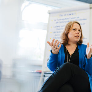 Man sieht Monika Jödden, Beraterin bei ComTeam und Spezialistin für Führungskräfteentwicklung beim Erklären von Führungsgrundsätzen.