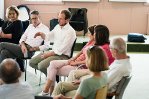 Man sieht mehrere TeilnehmerInnen einer Groupklausur zum Thema Persönlichkeitsentwicklung.