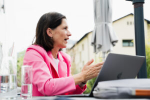 Man sieht Elke Adamer, Beraterin bei ComTeam und Spezialistin für Persönlichkeitsentwicklung.