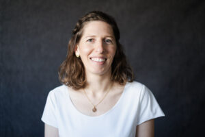 Portraitfoto von ComTeam Mitarbeiterin Theresa Strömich-Jenewein